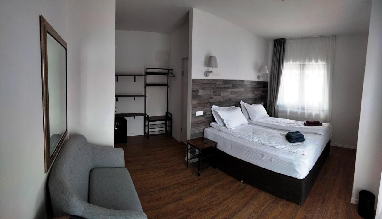 Casa Comilor Bed & Breakfast Surdesti  Eksteriør bilde